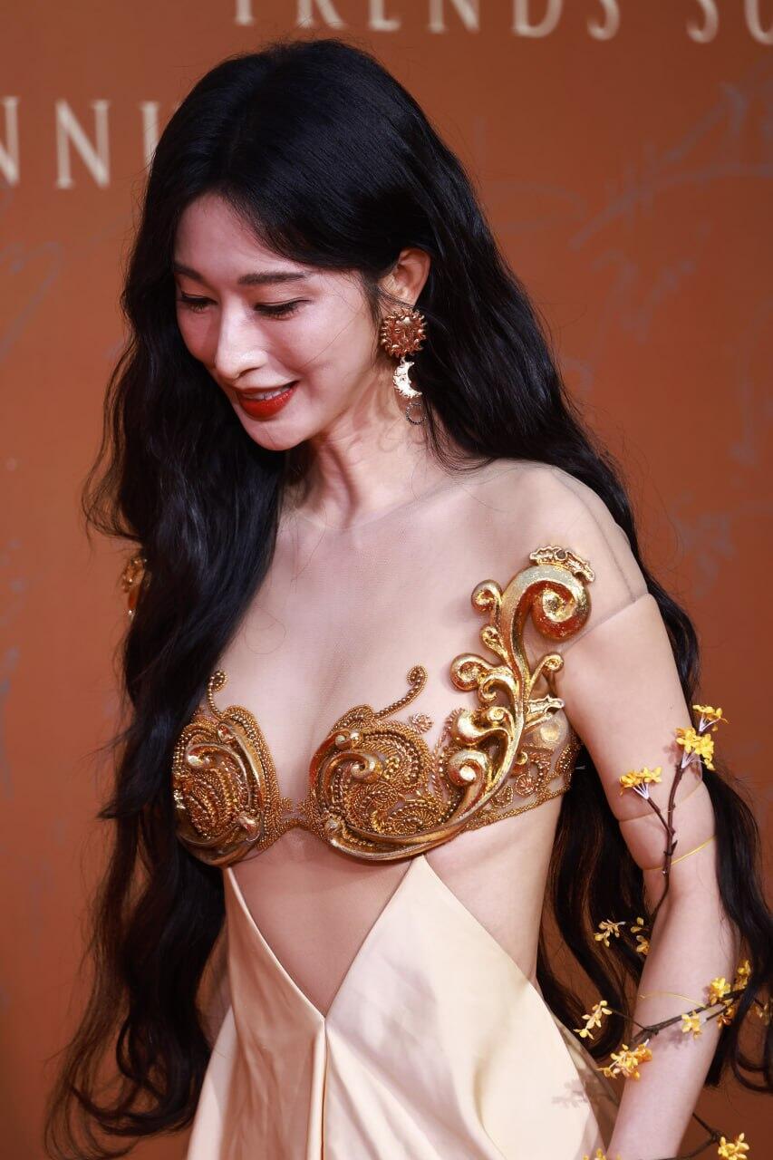 张俪透视战袍 