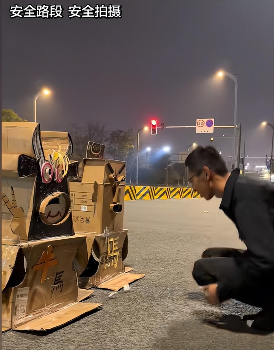 四川某主播“游神”：如何看待这个行为？

最近被平台推送了如下内容的几个视频，四