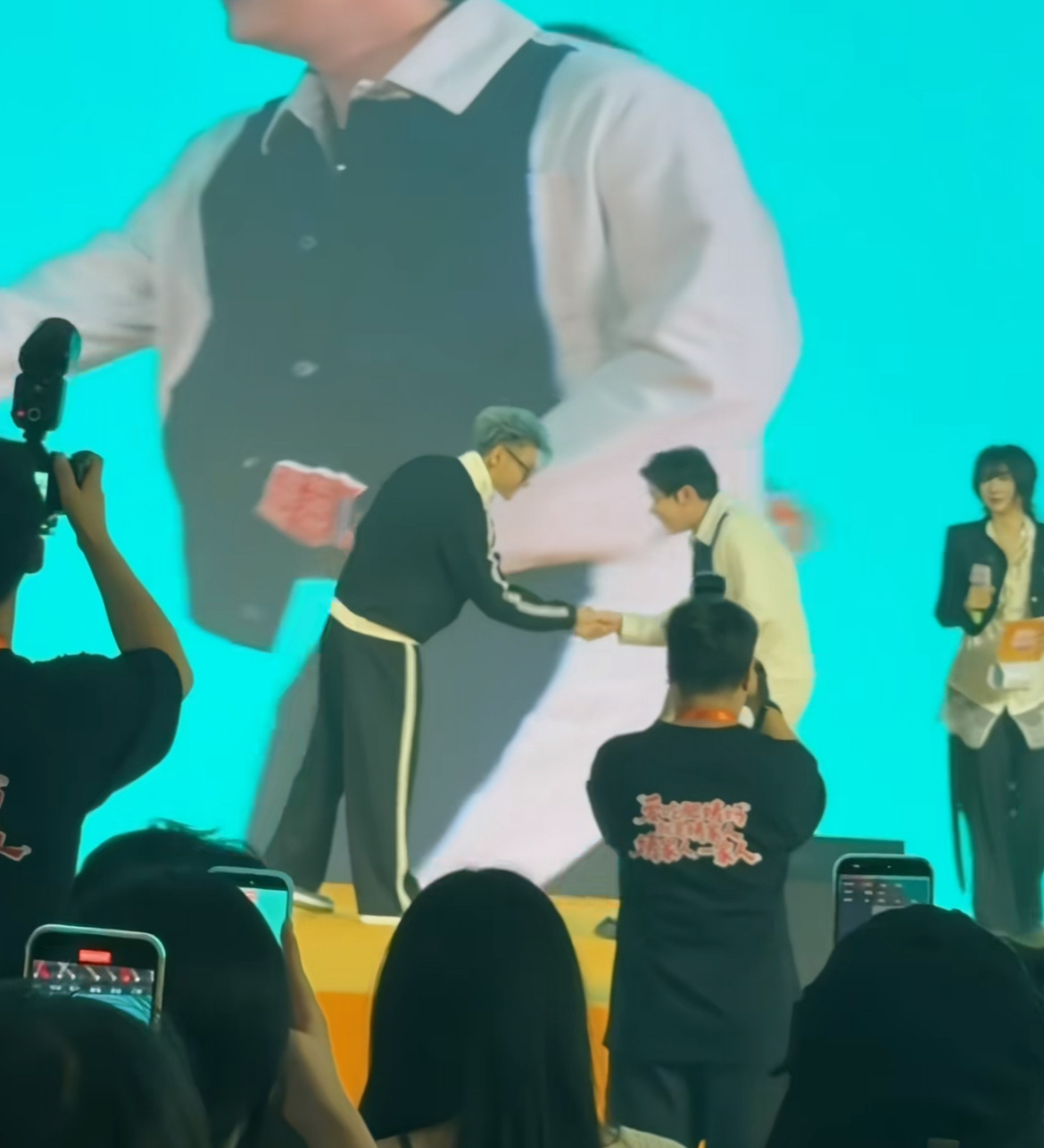 黄子韬小黄豆同框豆豆也是真的好起来了。七八月份给忙的哦。到处见明星 