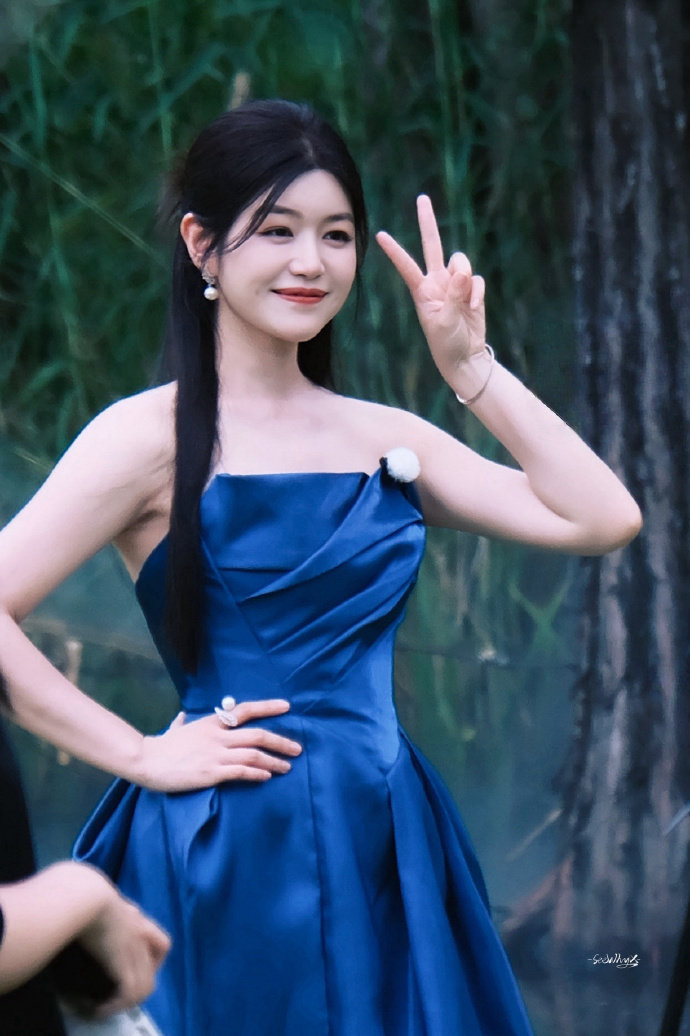 陈妍希晒成墨鱼饺子 陈妍希晒了一天成小黑人了 陈妍希空降超话分享户外日常，暴晒一