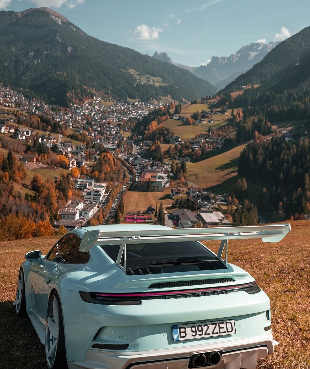 保时捷911 GT3：赛道猛兽与美学尤物的完美融合在跑车世界的殿堂级序列里，保时