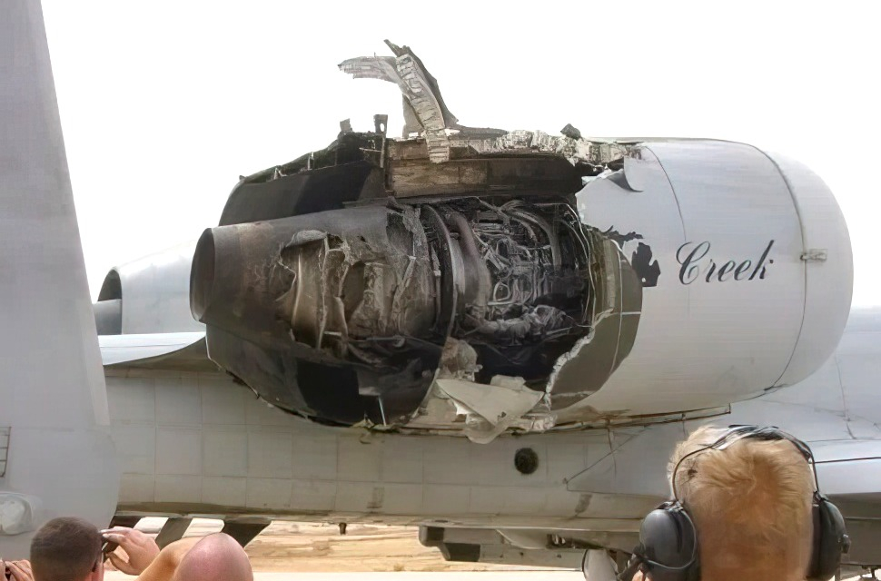 2003年4月8日。编号为80-0258的A-10A在任务中右发动机被伊拉克地面