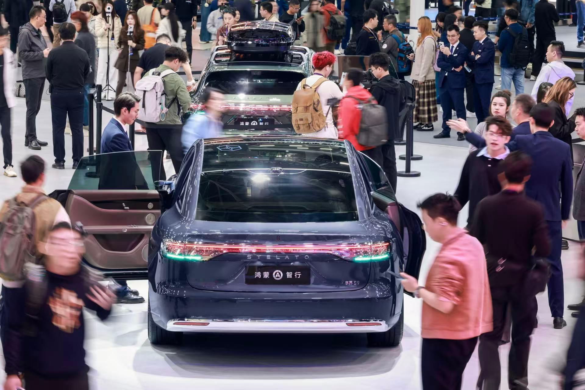 每一次车展鸿蒙展台永远都是人人人，旗舰轿旅双车同台的热度依旧不减一个负责商务豪华