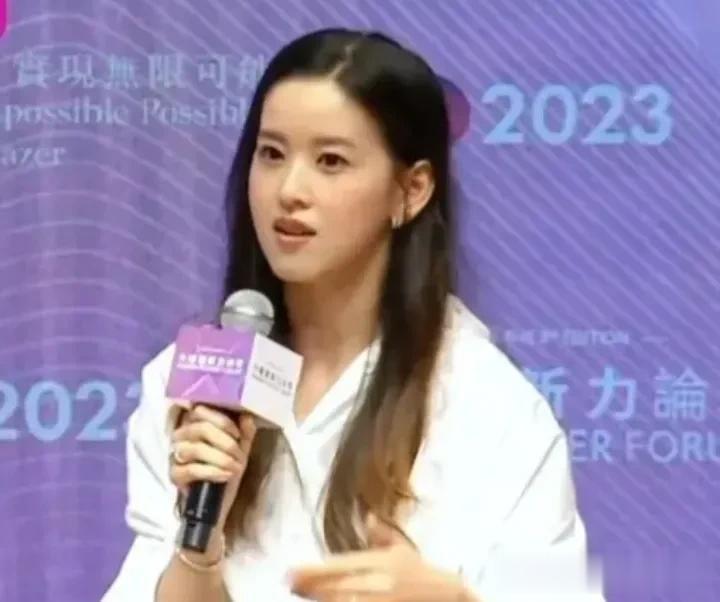 章泽天的面相变化很大，以前的她温柔可爱，现在的她强势自信，妥妥的老板娘。

章泽