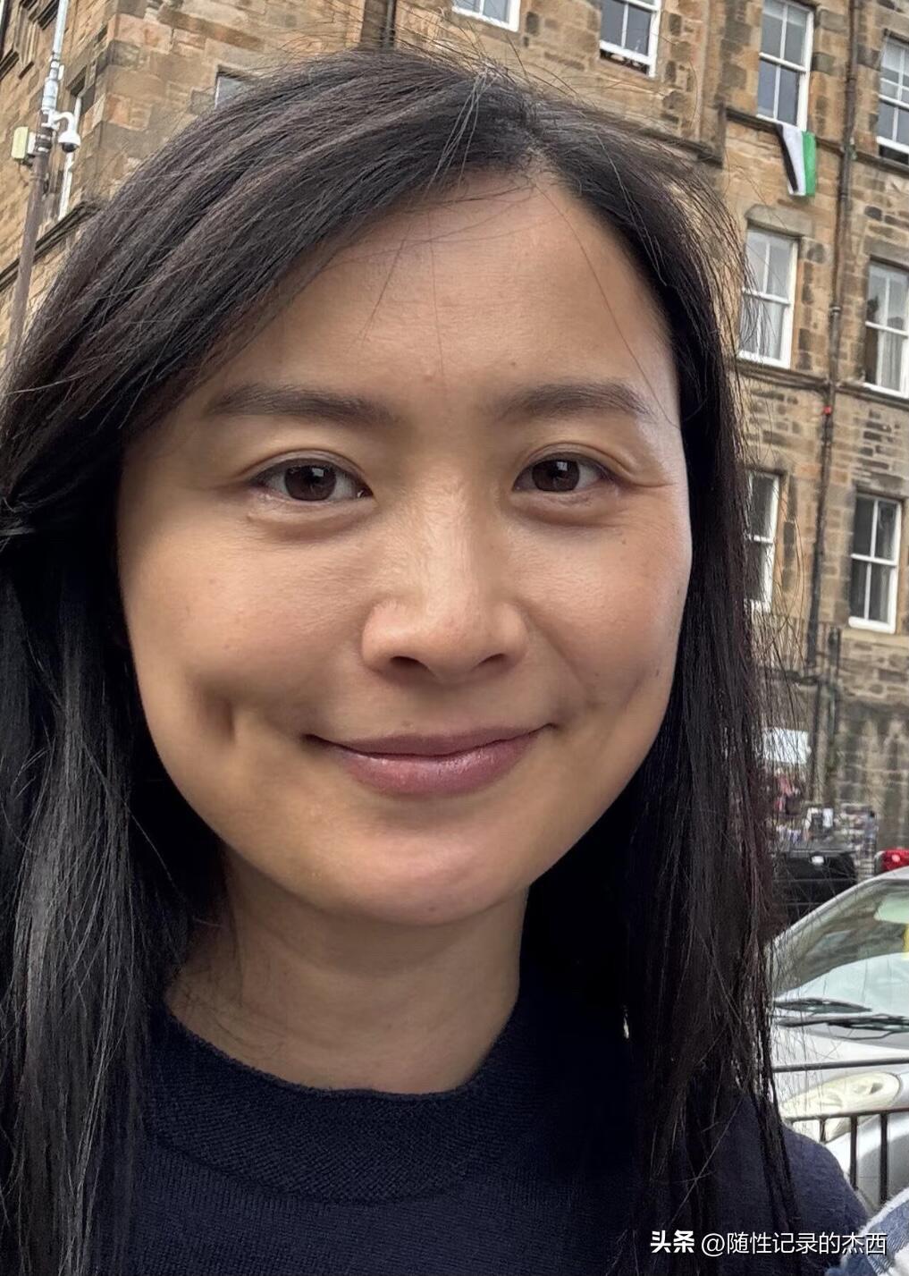 不得不承认，女神陈法拉也开始老了，素颜照很普通，跟路人差不多，感觉没有以前那么精