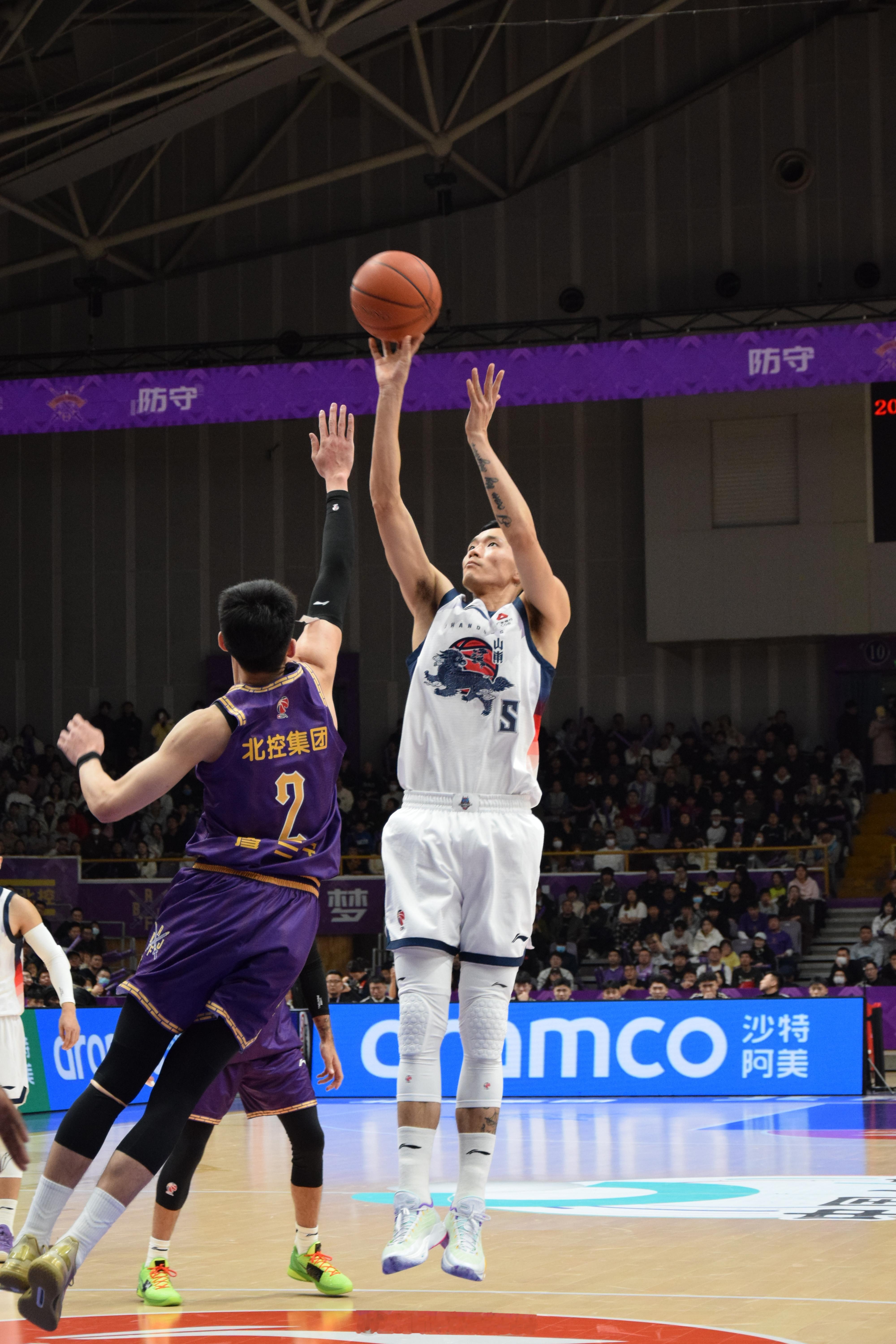 签收队长在山东男篮正赛的第一张图陈林坚 🎬：活力元气齐鲁晚报涵涵子