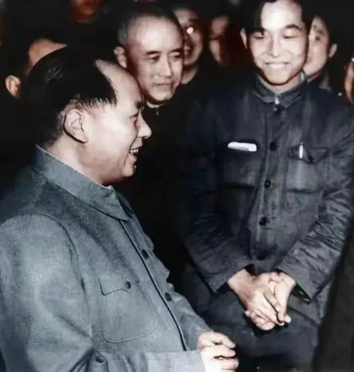 这位上衣兜里戴钢笔是谁呢？
有认识的吗？
讲出来，大家都认识认识！