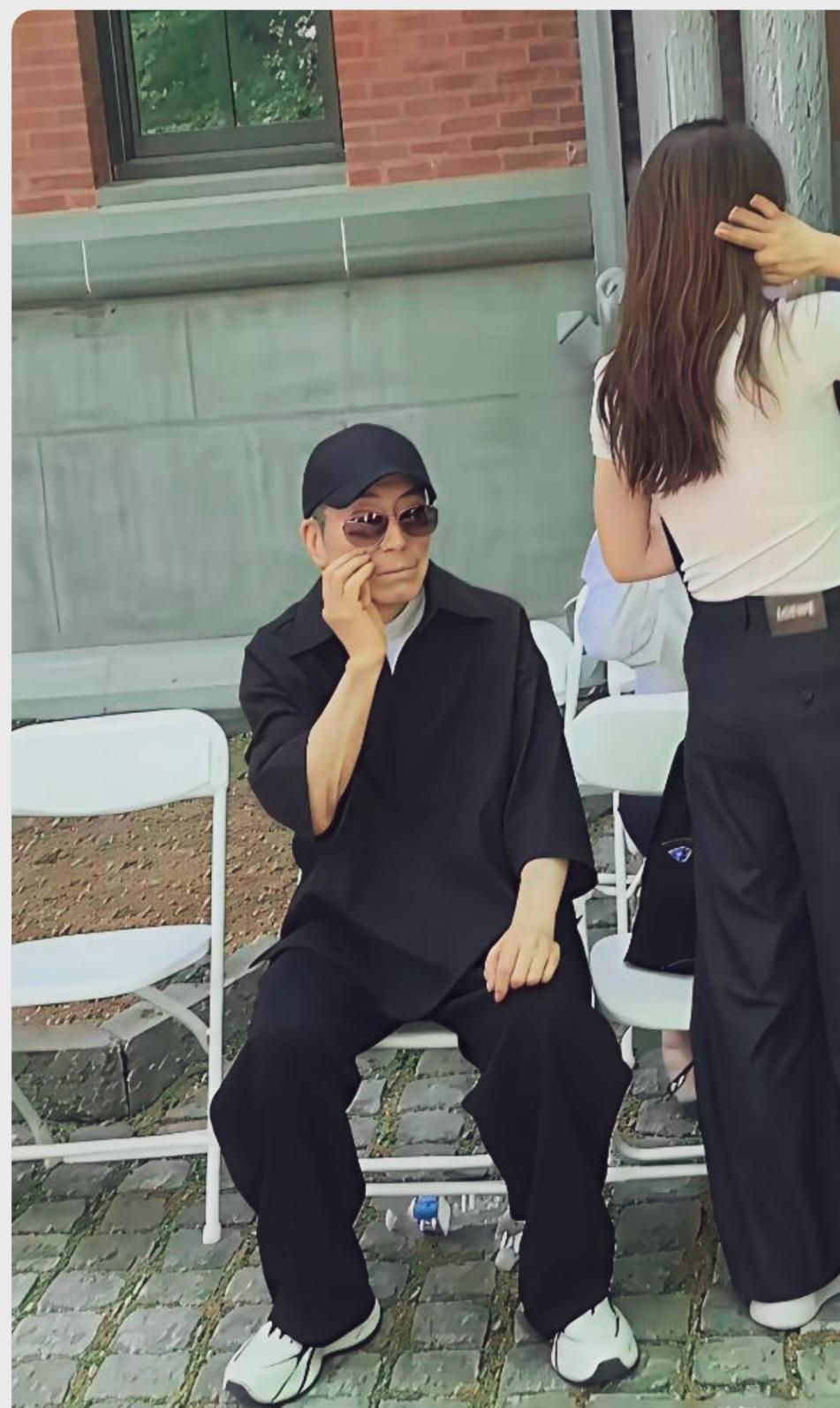 张艺谋已经76周岁了，坐在那里有一种无力感！而旁边的陈婷长发飘飘身材婀娜，活力满