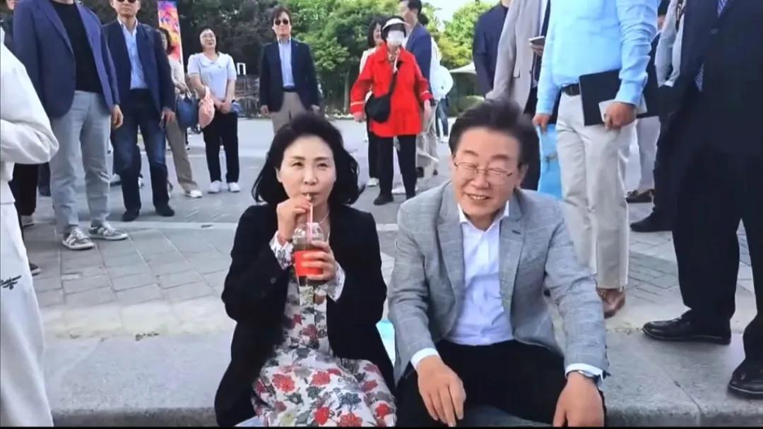 李在明和金惠景这对夫妻平时相处真的很甜，跟那些热恋的小情侣一样，也不会让人觉得油