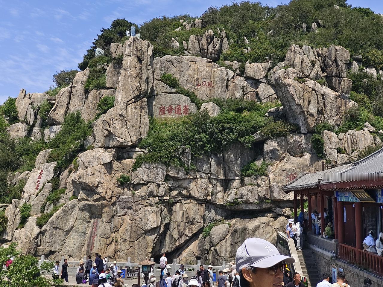 如此多的百姓，在四月十五这天，往泰山拜泰山奶奶，祈求家国平安，让人欣慰，家是最小