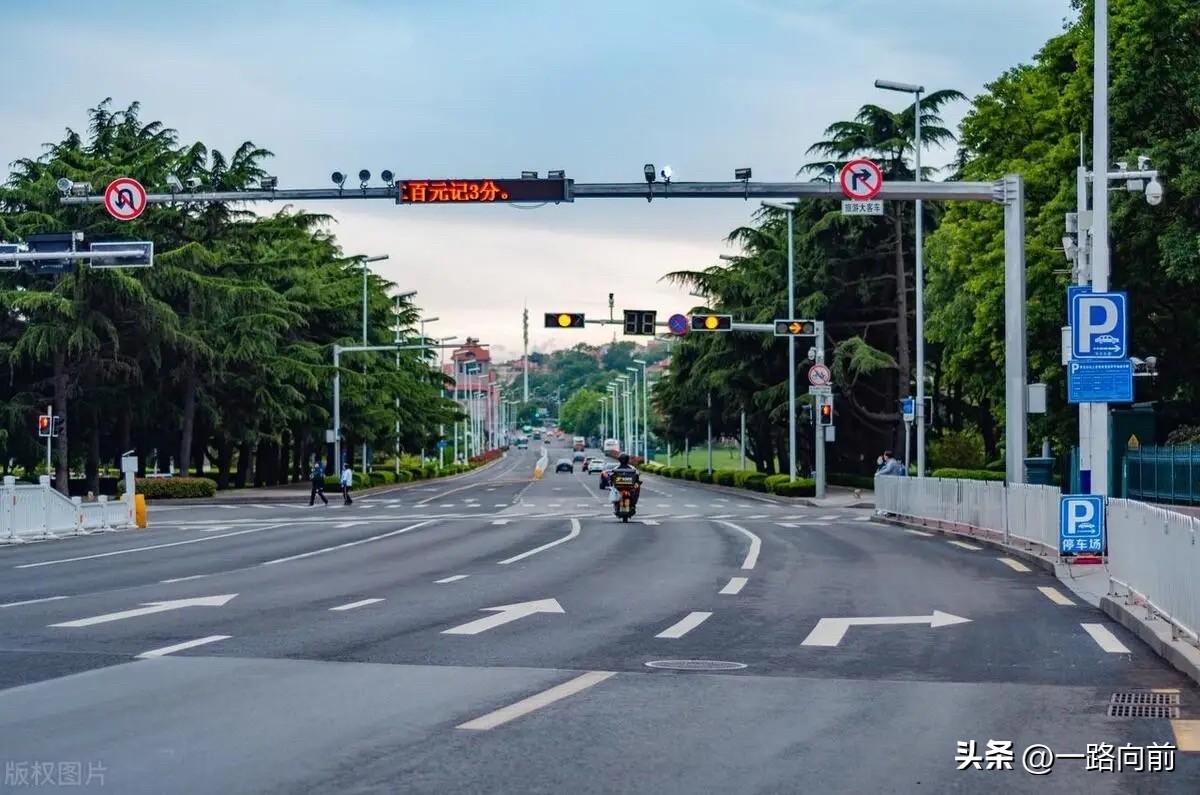 不知道大家有没有发现一个现象：身边开油车的老司机，不管油价涨到8块还是9块，哪怕