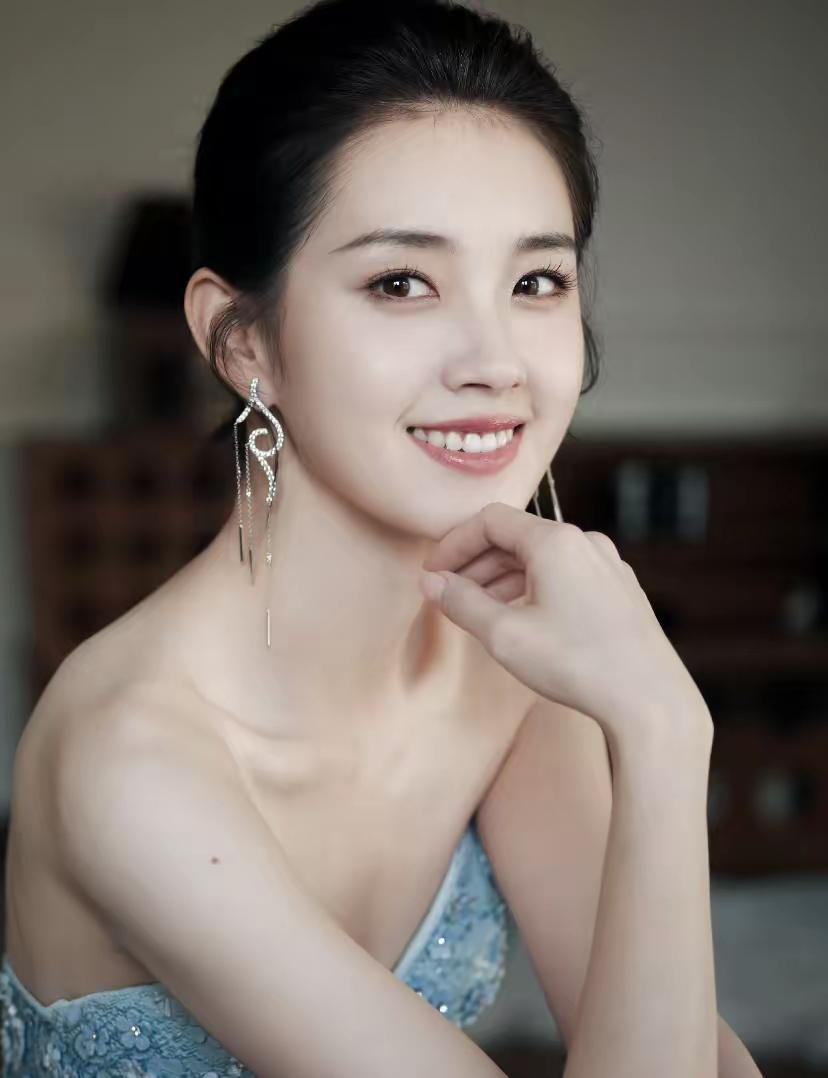 郭宇欣翻车这事，
给内娱所有的女明星上了一课，
那就是，不管你长得多美，演技有多