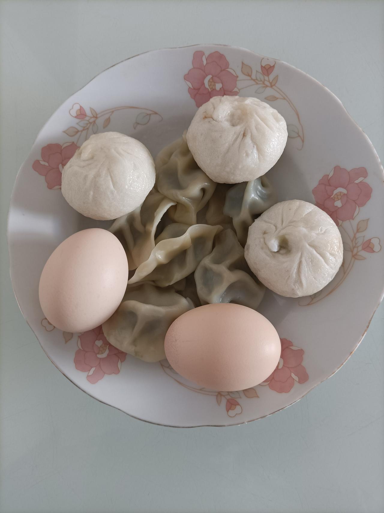 新年生活图鉴分享一下二个老人的早餐:家乡小笼包和蒸饺，鸡蛋！