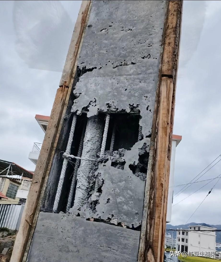 隔壁村的一户人家自建房出现了这种情况，现在房主和施工方发生了纠纷，因为施工方把现