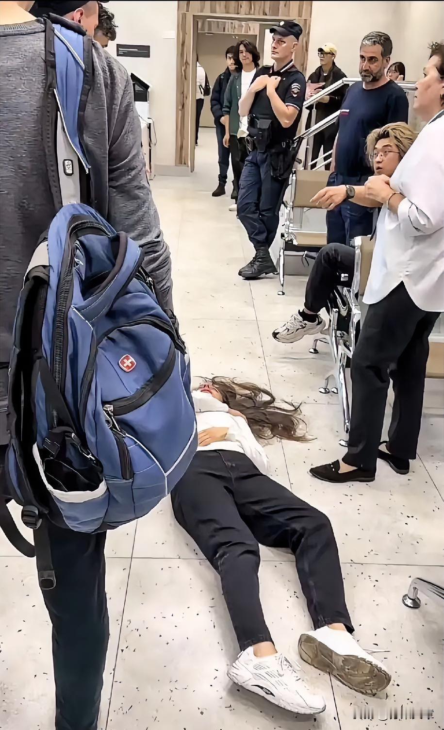 圣彼得堡那个中国男生被老外插队还挨了一巴掌，反手打回去，最后警方认定正当防卫放人