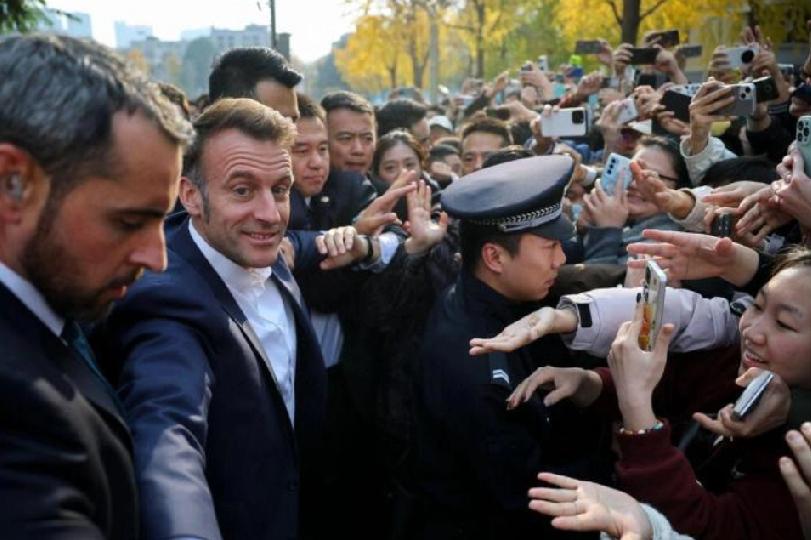 12月5日，法新社报道:“马克龙借中法建交61周年第四次访华，签下多项重磅合作，