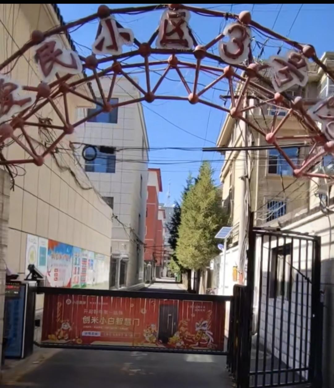 滚滚的浓烟和燃烧的烈火，无法跨越的防护栏，让一家四口陷入生死境地，恐惧让孩子哭得