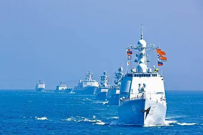 8.7级大地震掀起海啸狂潮，美日韩军舰飞机都躲进港口！我国海军和海军陆战队出动，