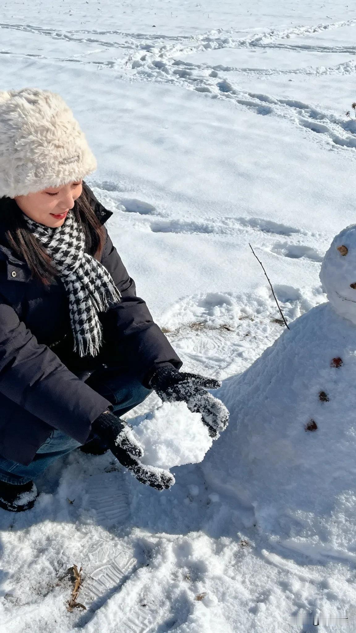 晨雾未散时，街角的烤红薯摊已升起第一缕炊烟。霜花在玻璃窗上拓印出冰纹，行人呵着白