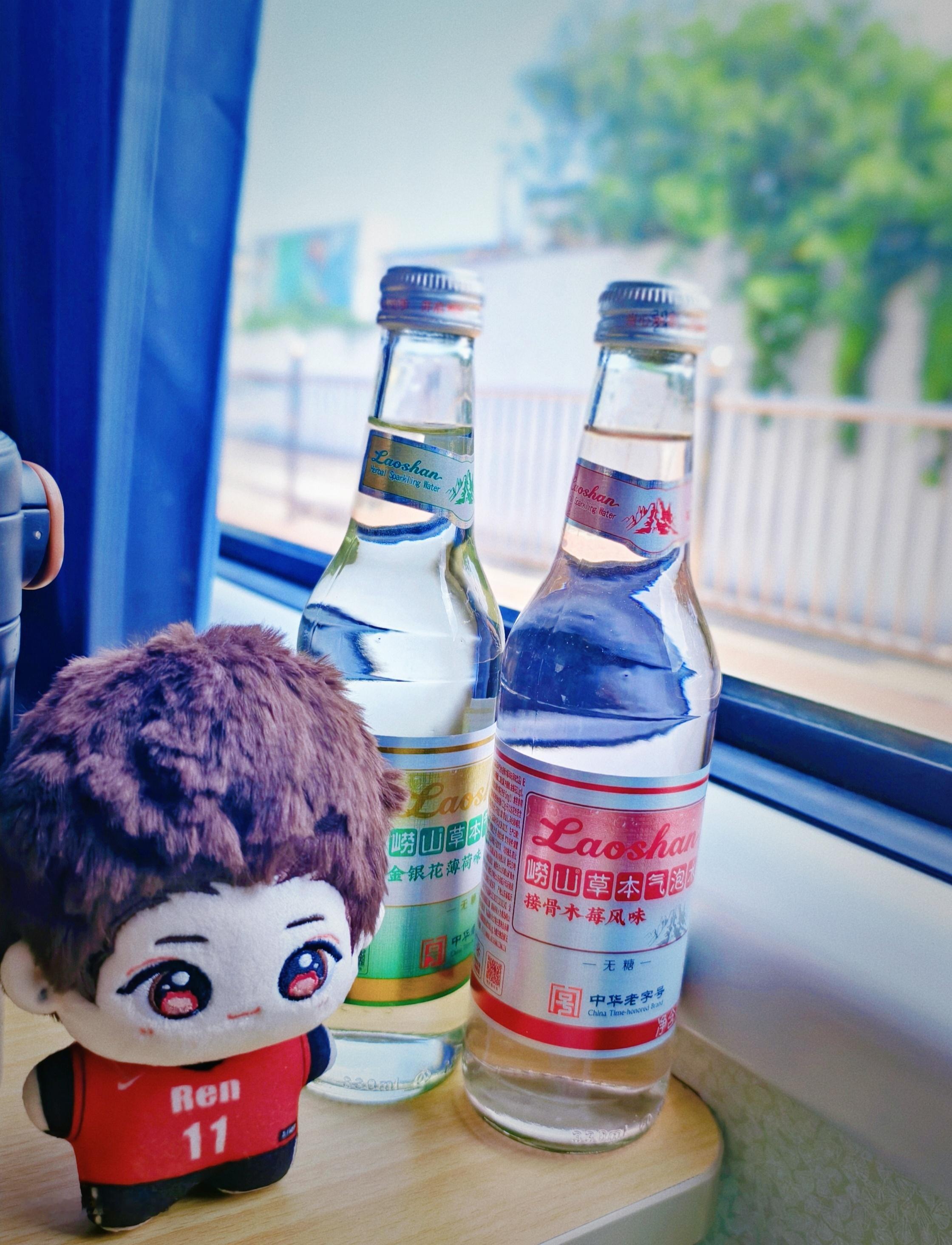 “窗边一隅，任追梦与山山气泡水🫧相伴，沉淀旅途细碎欢喜，一起遇见更好的自己，从