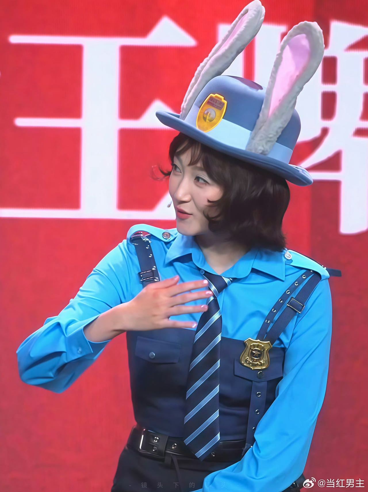 关晓彤cos朱迪关晓彤cos兔子警官朱迪 谁能拒绝关晓彤cos的朱迪？黑色短卷发
