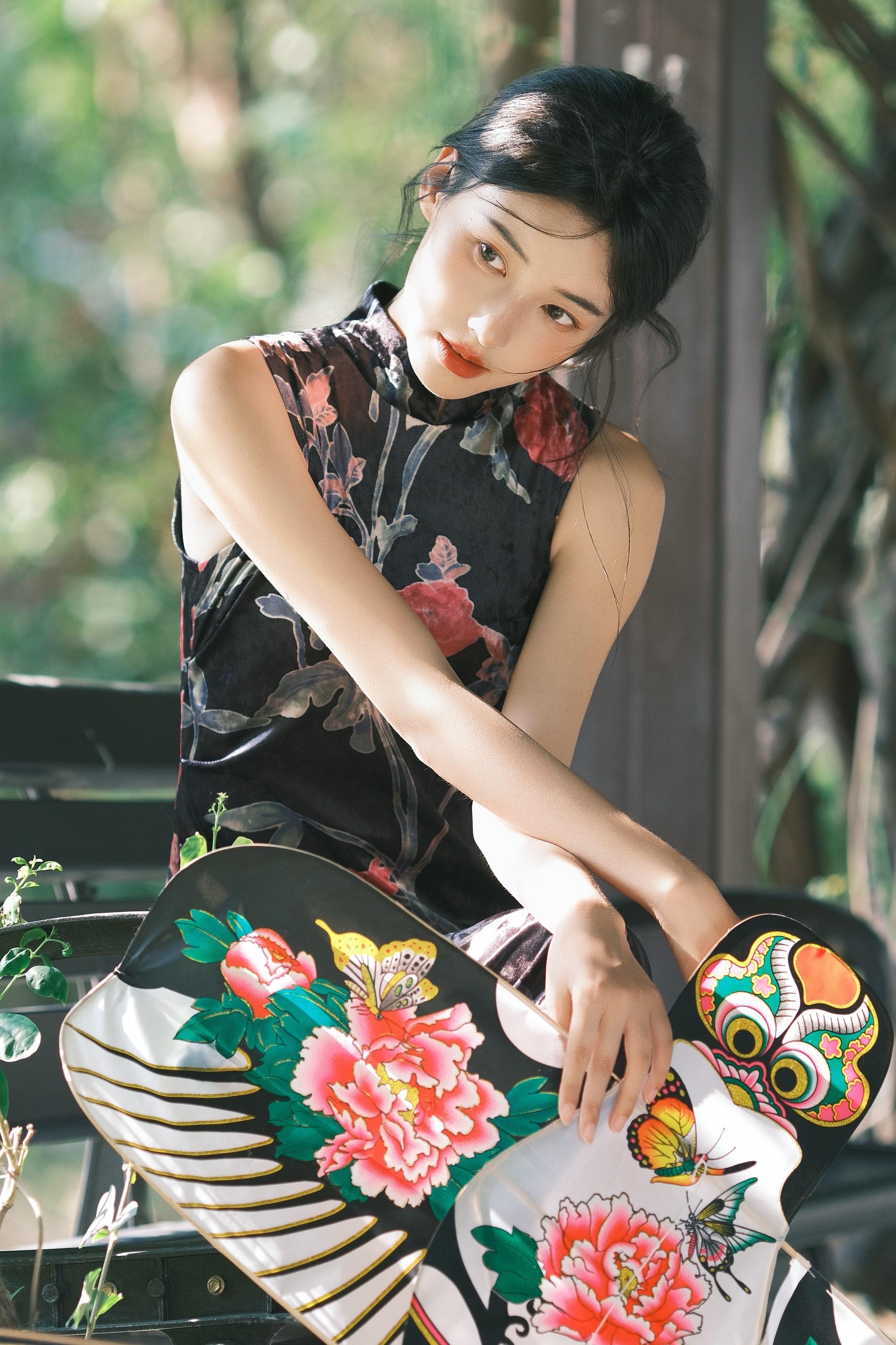 相思本是无凭语，莫向花笺费泪行。