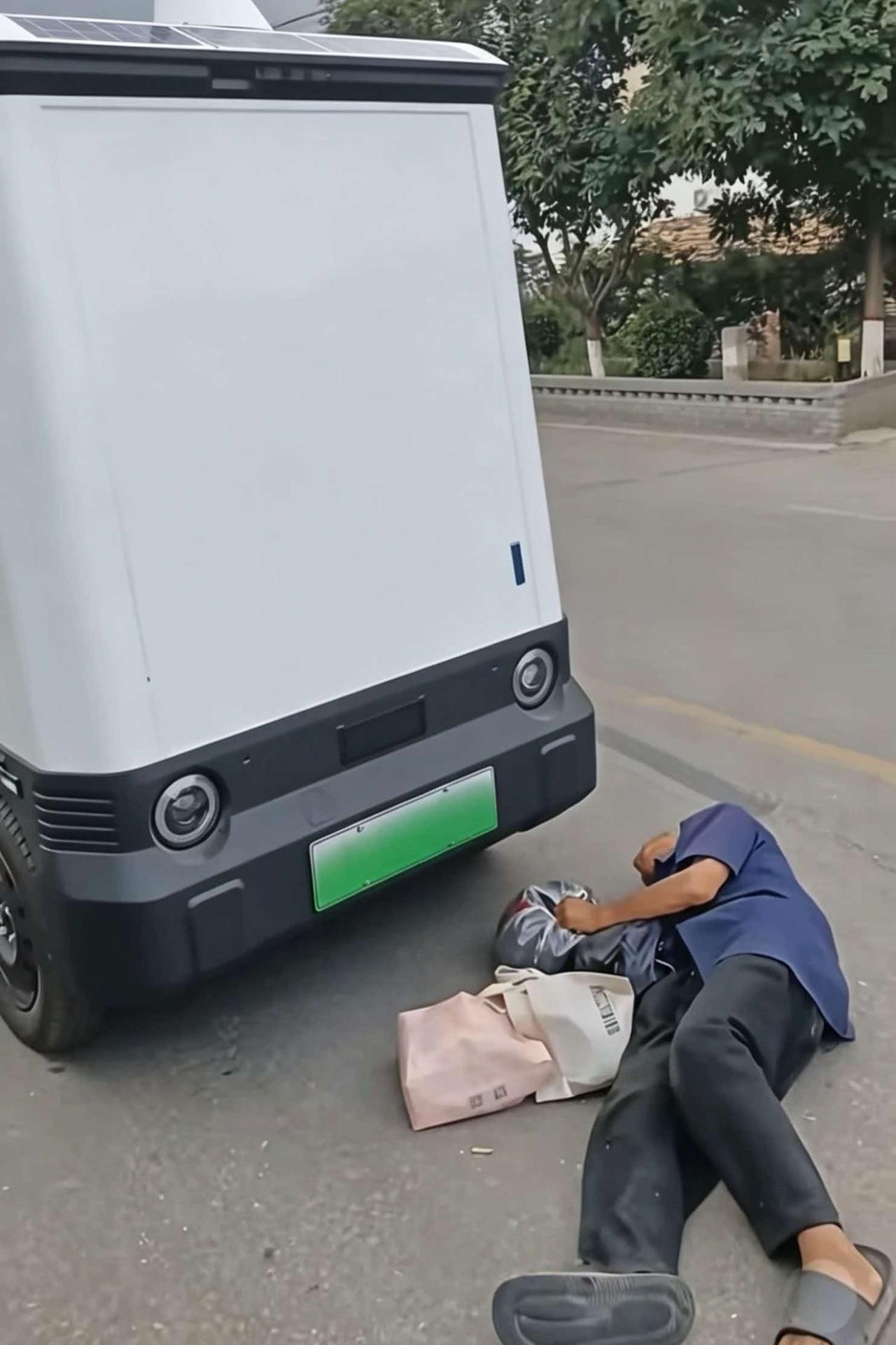 大爷街头拦无人邮政车要说法，对面没人下来，全网都在笑他落后碰瓷。 大爷跟邮政车磕