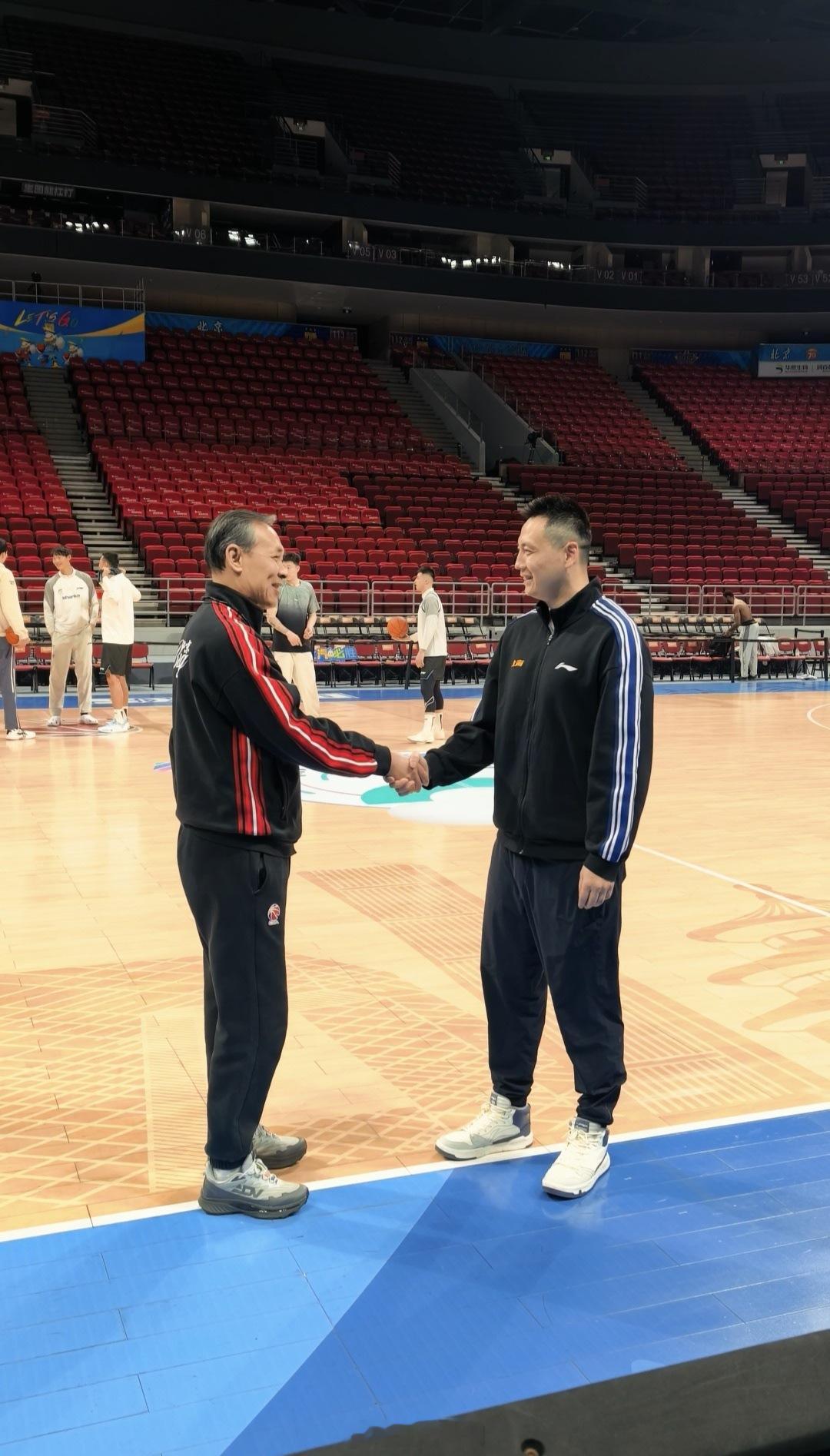 北京男篮vs上海男篮上海队踩场，小胖和白边没来都早就知道了，卢导表示很遗憾，两人