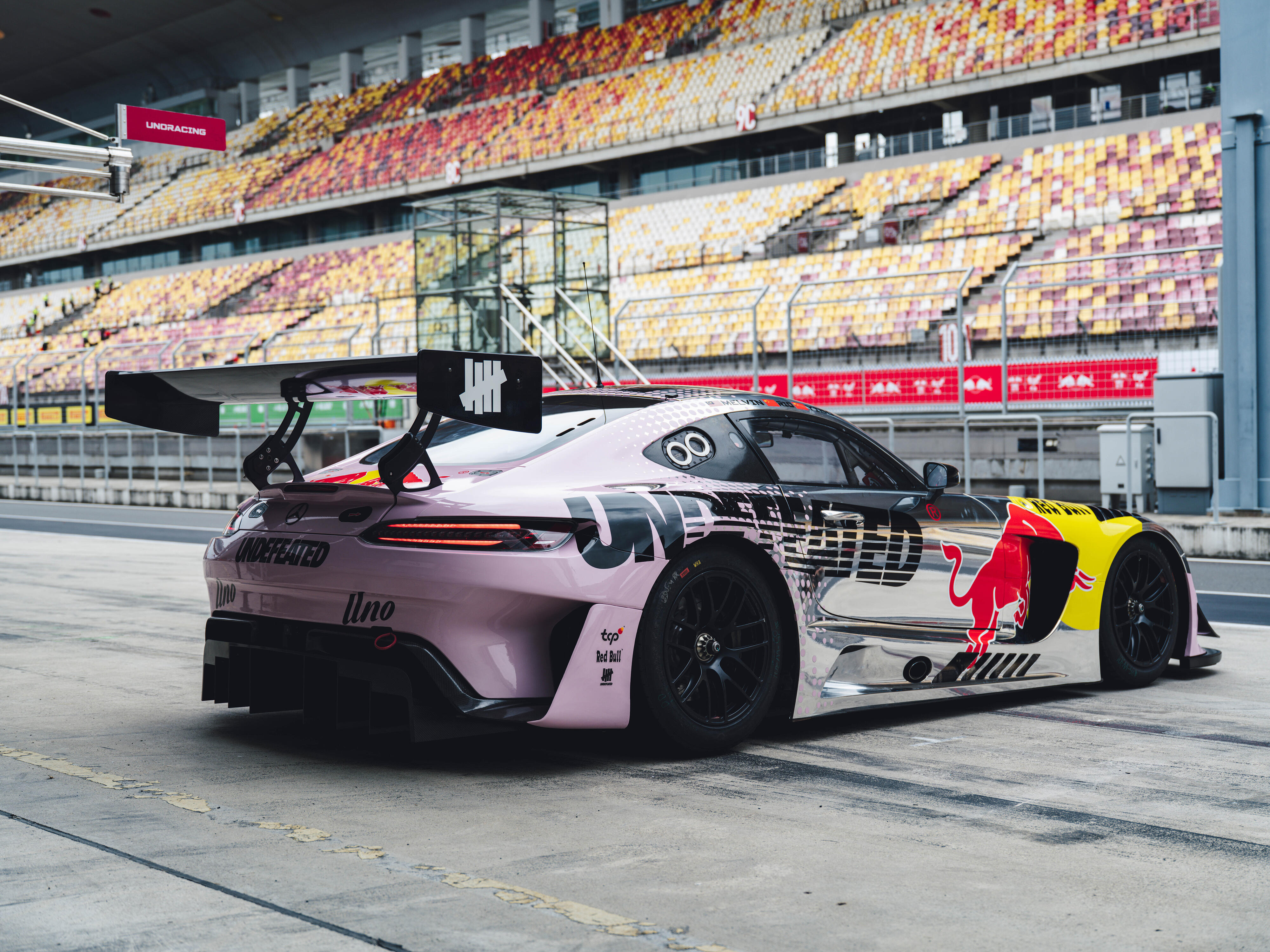 王一博  颜色越粉哥哥越狠85racing 上海八小时耐力赛涂装亮相