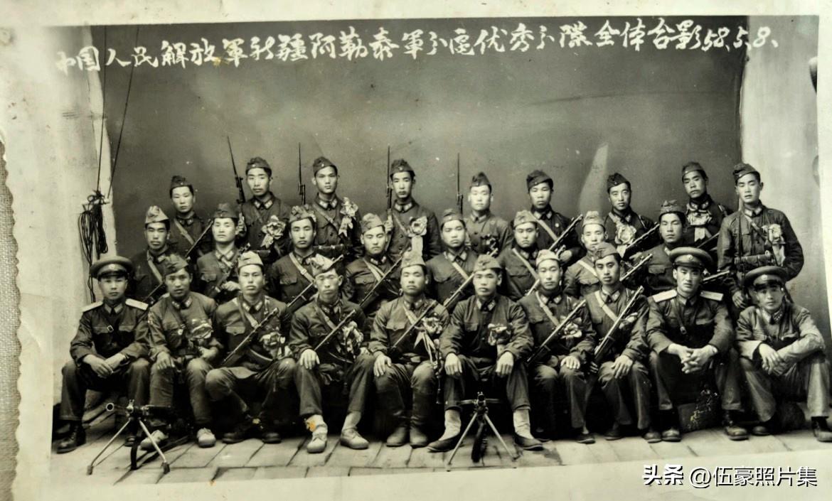 1958年5月，阿勒泰军分区战友们身穿五五式军服的合影，非常的霸气。阿勒泰军分区