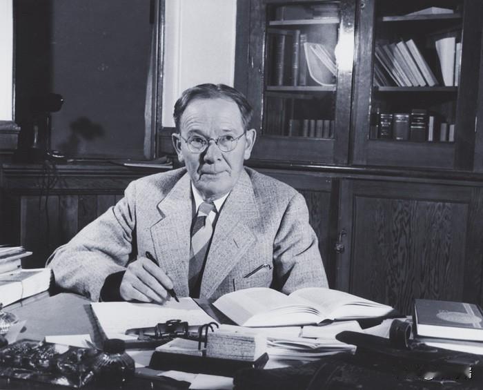 现代心理学史上，有一场堪称黑色幽默的著名实验。

1921 年，斯坦福心理学泰斗