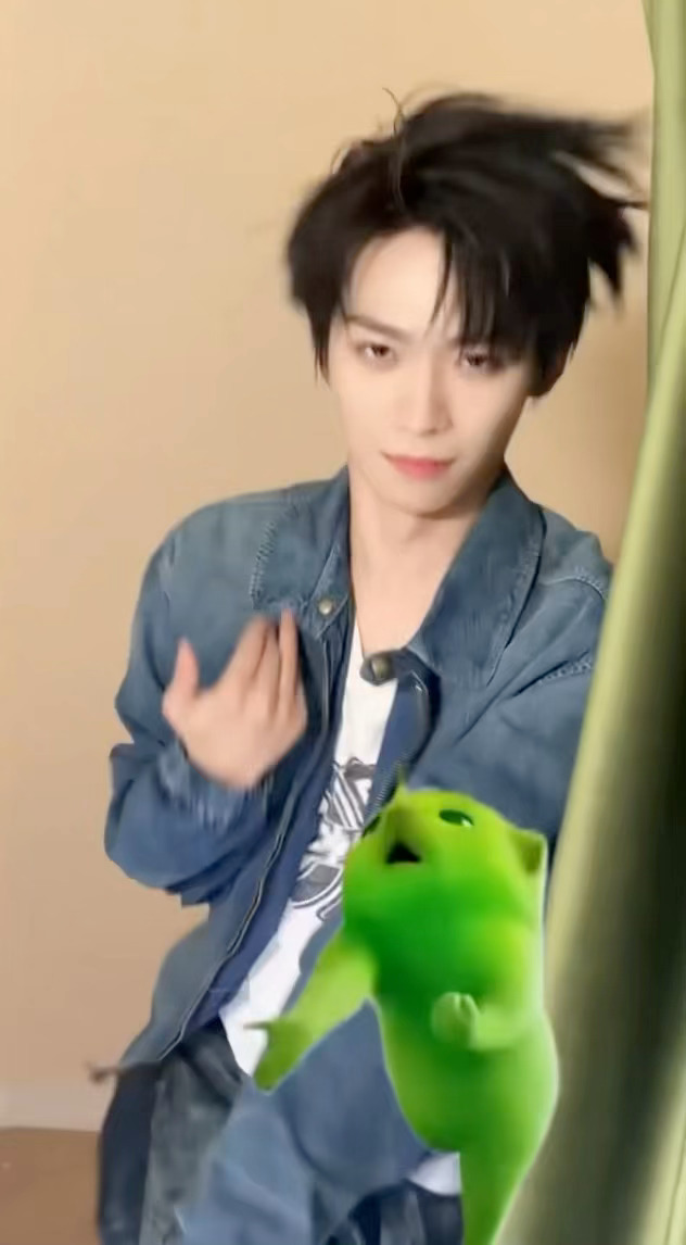 外星小绿猫舞被梓渝跳活了！小心别被这个小鱼扇感冒，梓渝的抽象真的独一份，又灵动又