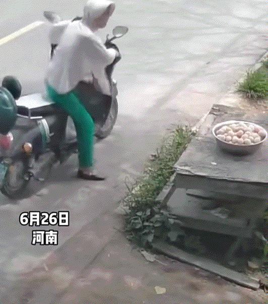 河南，一户人家晾晒在自己家门外的整盆大蒜不见了，主人家随后调出监控才发现，竟是一