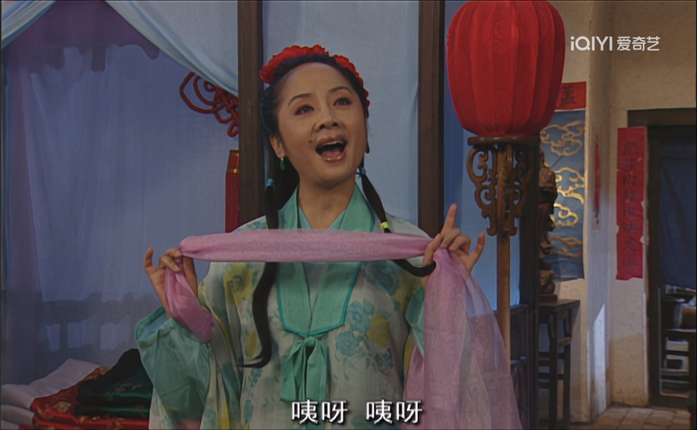 《我为湘玉存大钱》第44集扈十娘住进来了，她是有名的歌星，所以每到晚上她都要吊一