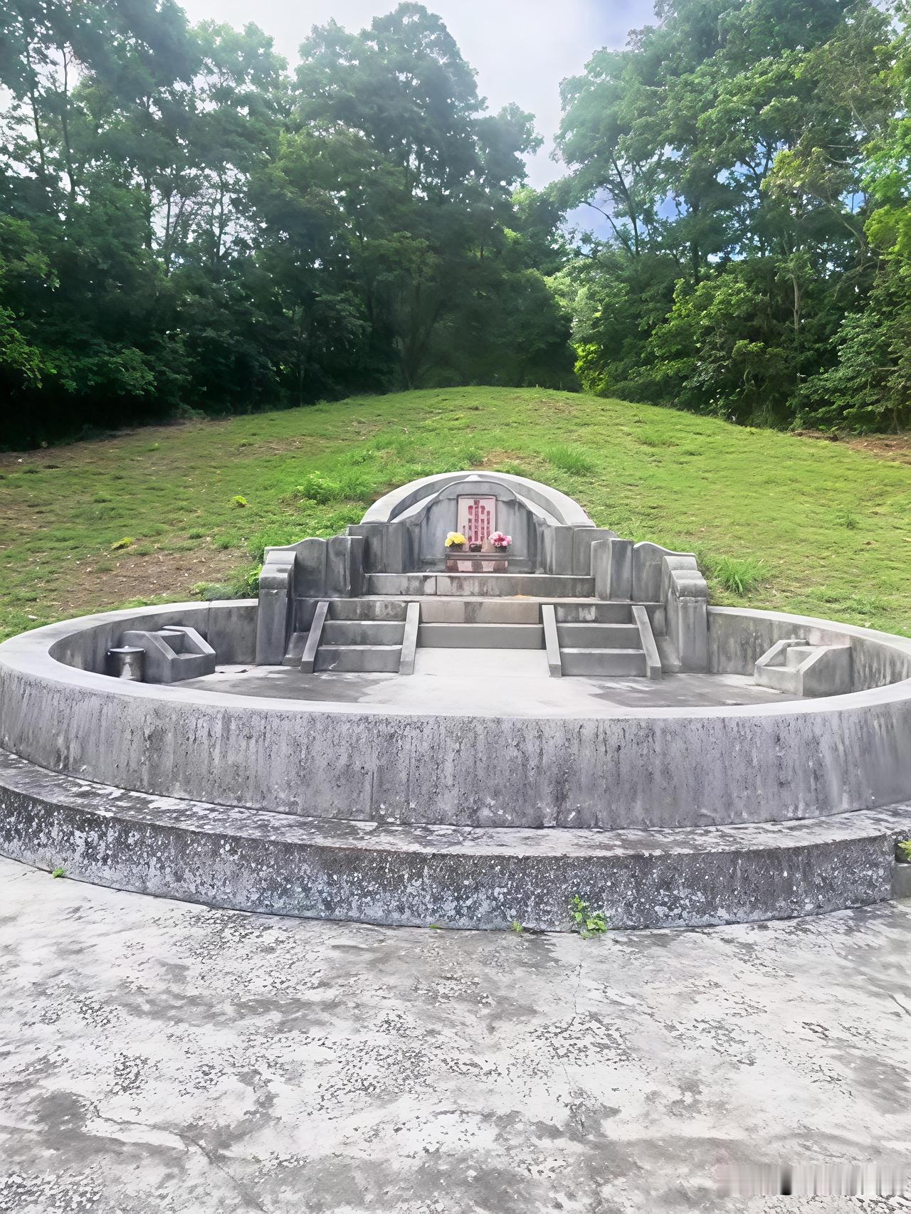 清代古墓，墓主人叫丁贤拨，生于1792年至1854年，62岁去世后被朝廷追封为光
