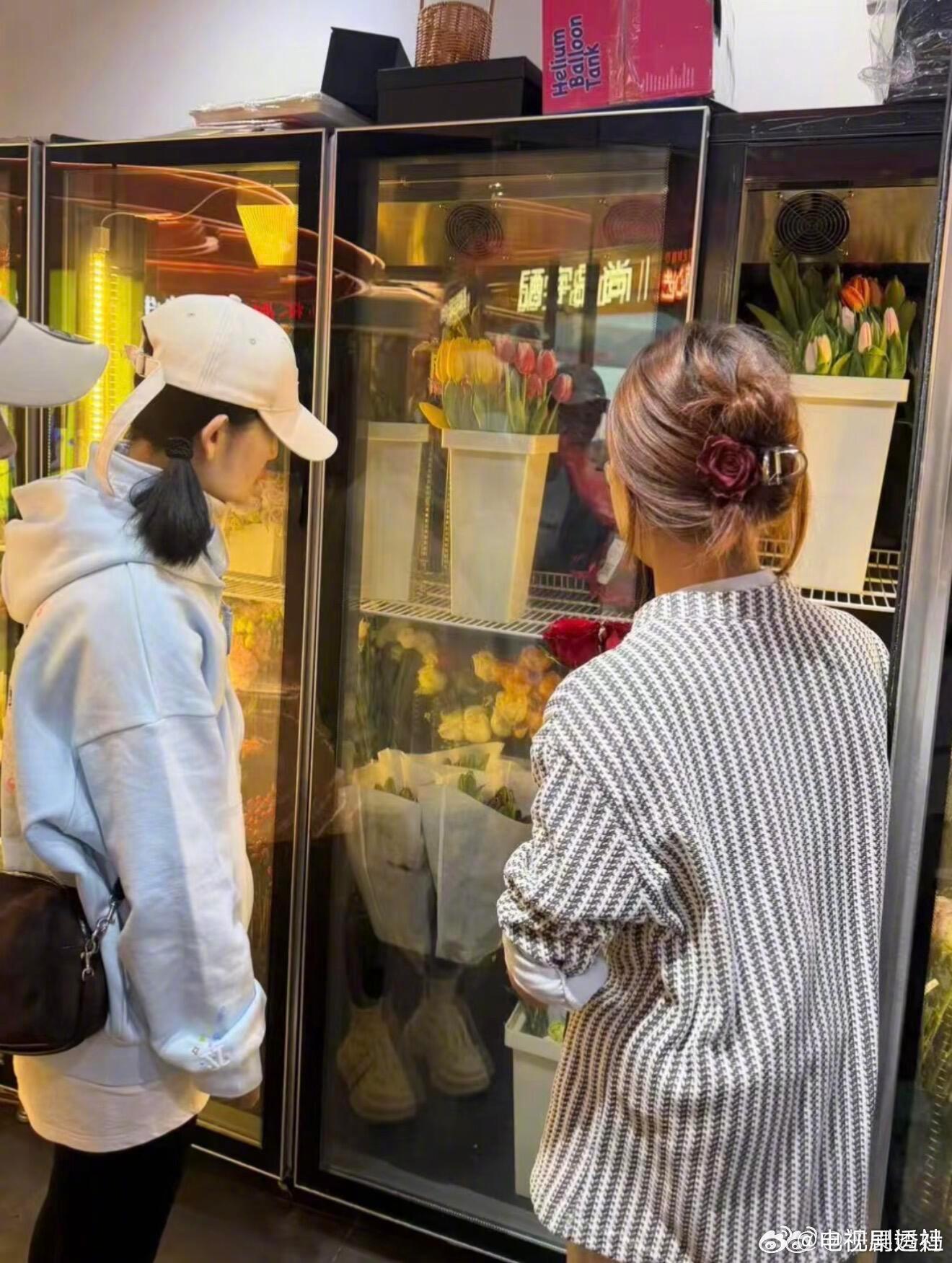 网友北京偶遇谢娜又夜骑去鸟巢给张杰送花了，浪漫纯爱果然还是得看杰娜谢娜夜骑去鸟巢