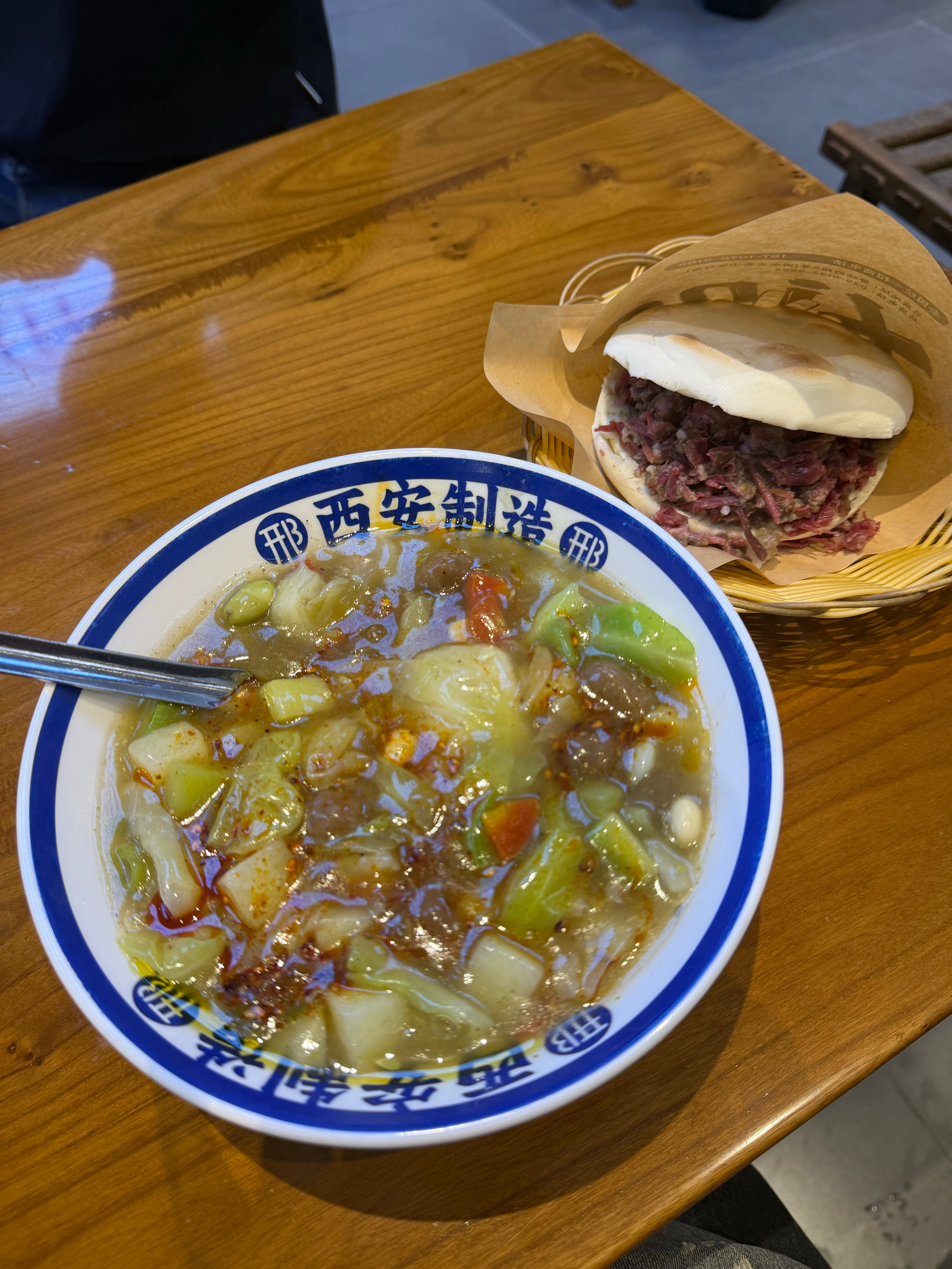 本陕西人又美了 吃到了超地道的肉丸胡辣汤[馋嘴] ​​​