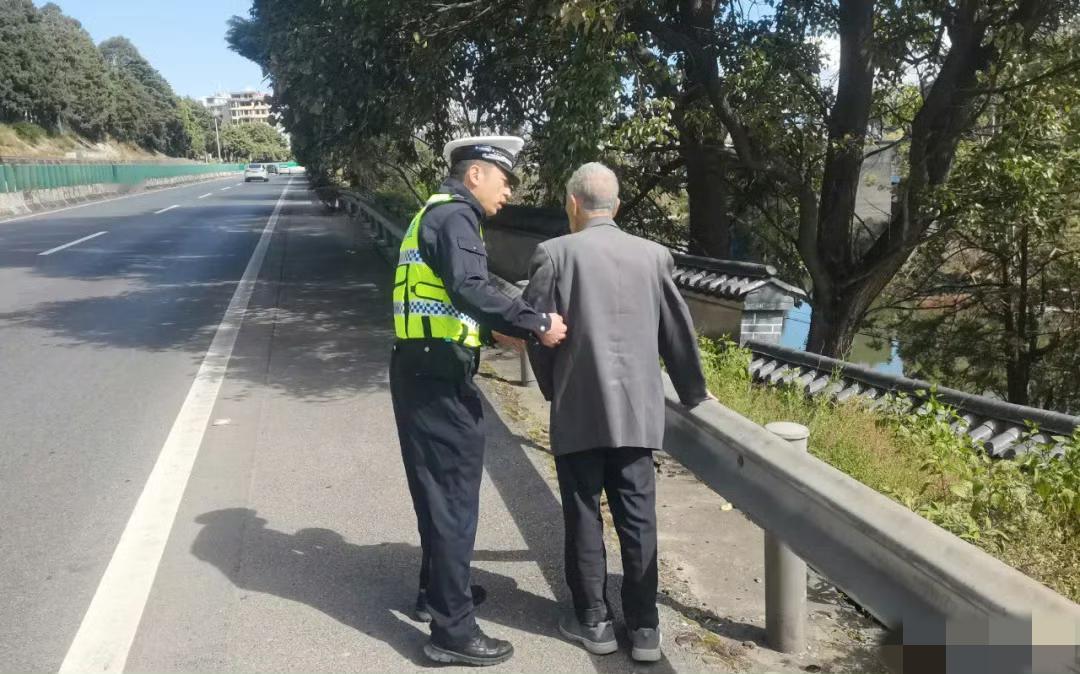 【八旬老翁误闯高速 大理交警暖心救助终与家人团圆】
近日，一位81岁的老翁不慎闯