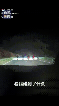 “太解气了！”近日，安徽某省道5人并排骑电动车堵住整条路，后车无法通行，无奈只能