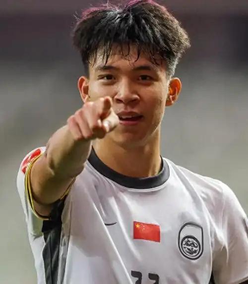 说真的，王钰栋确实该把目标定高一点了！去年中超他都能干进去11个球，这表现真挺牛