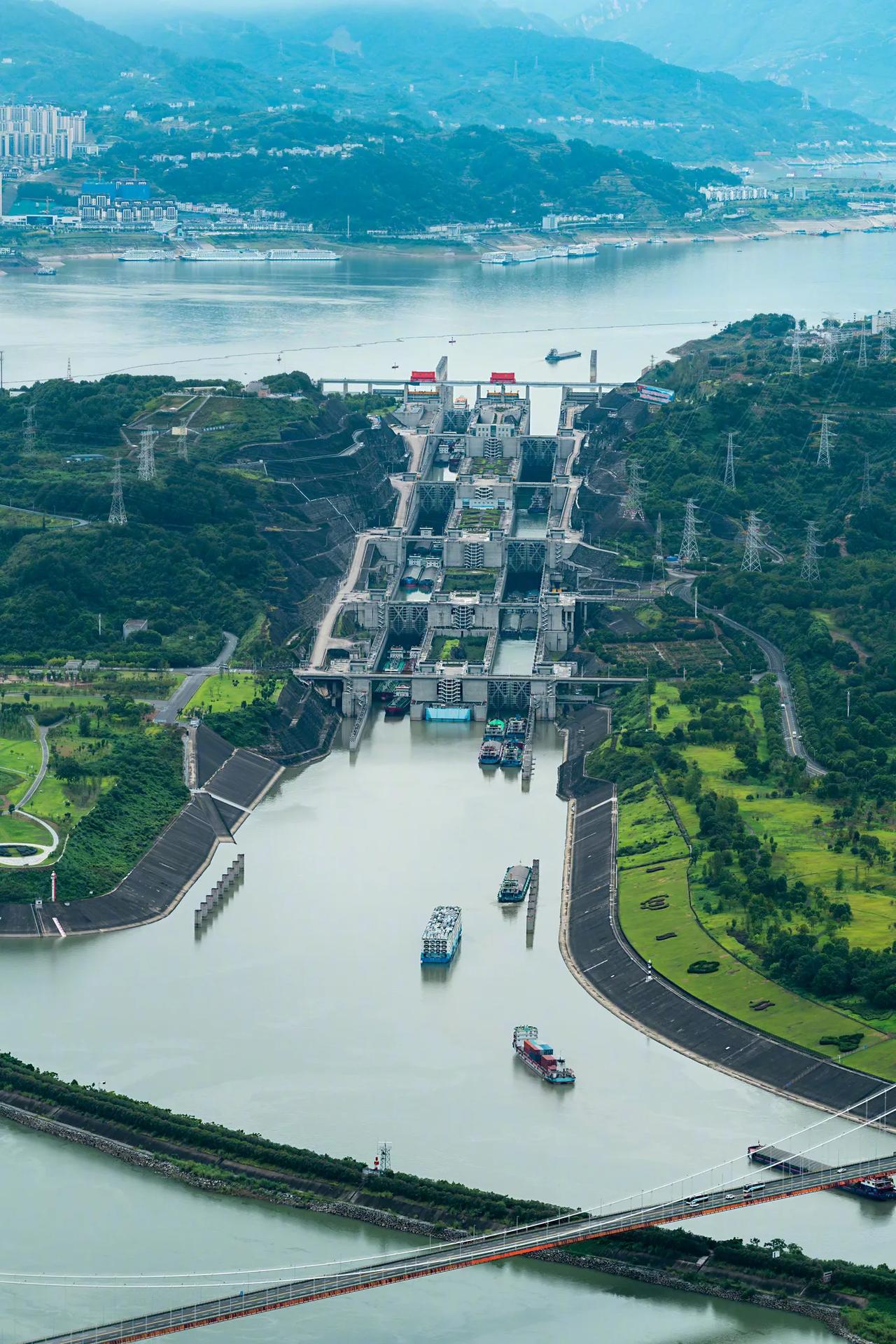 一张照片说明船是怎么通过大坝的