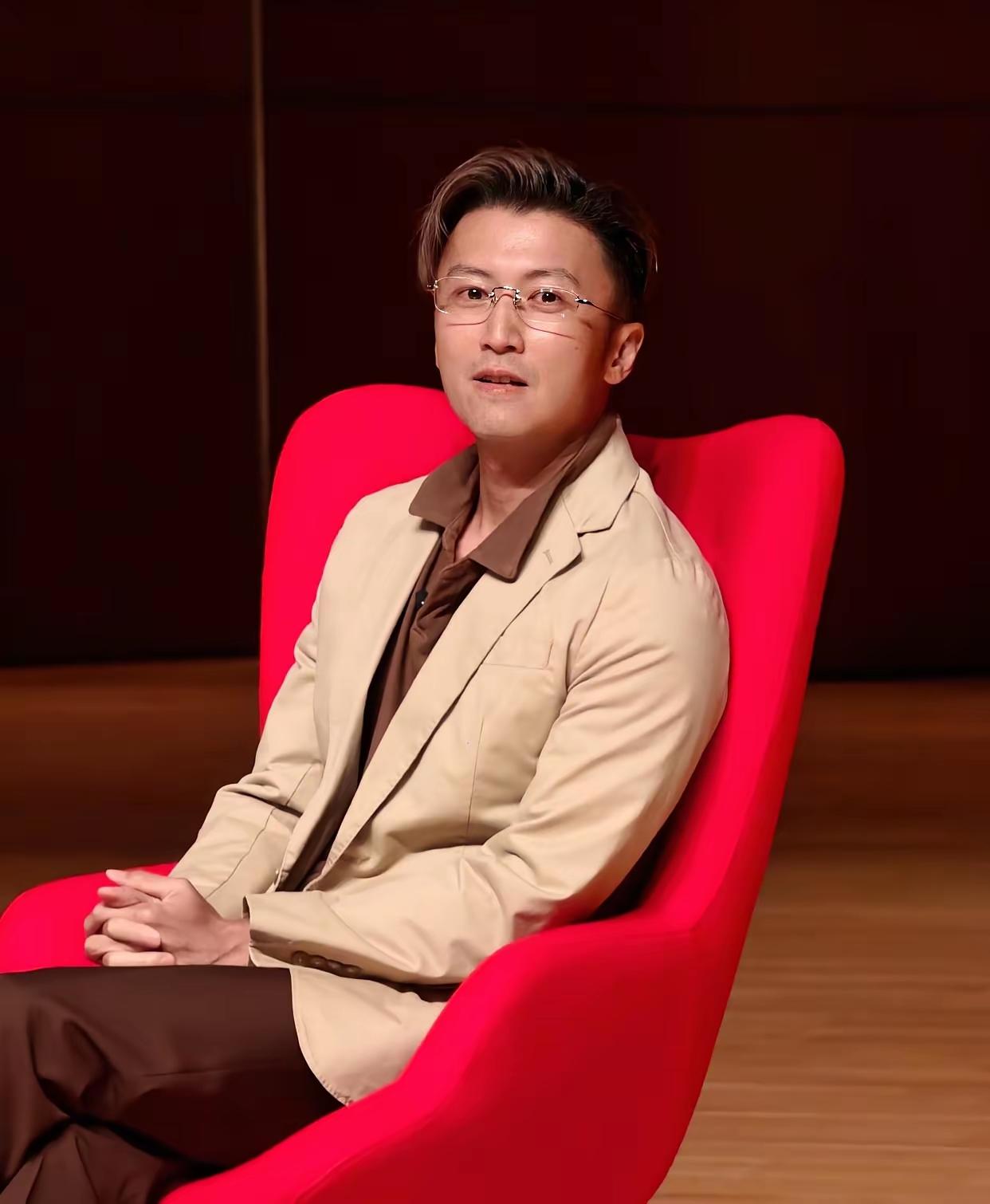 谢霆锋港大讲座这组图，是真让人看愣了——浅卡其色西装一穿，金丝框眼镜往鼻梁上一架