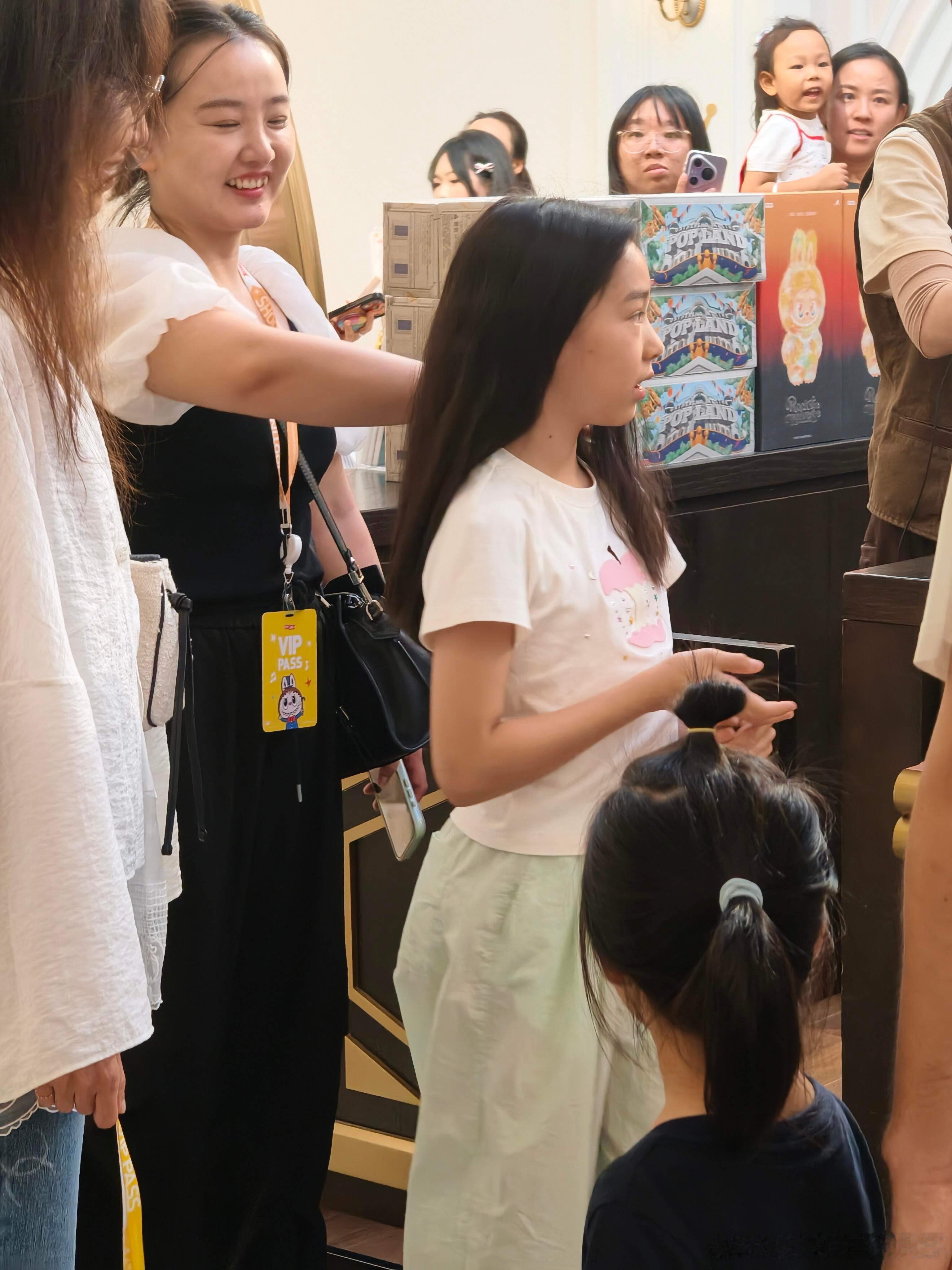 乐园偶遇佟丽娅小酒窝朵朵佟丽娅带小酒窝朵朵逛乐园 乐园偶遇佟丽娅小酒窝朵朵 ​​