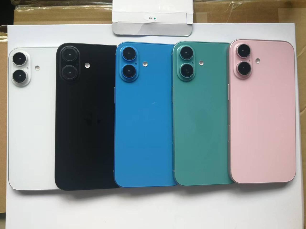 iPhone16标准版全系颜色曝光了，黑，蓝，绿，粉，那个绿色的看上去很别致，蓝