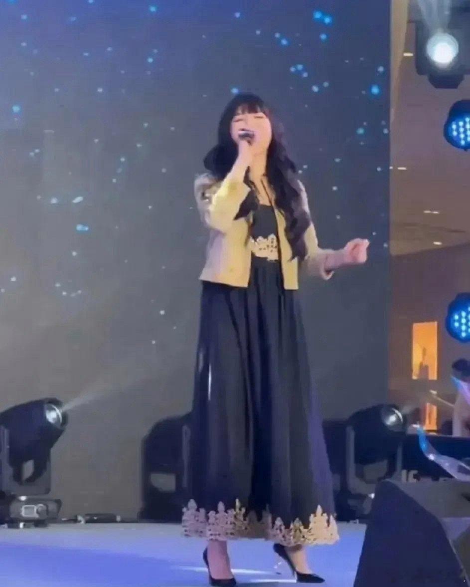 金莎在商演现场暴露出了她的真实年龄，电视上的少女感都是化妆的结果吗 ​​​