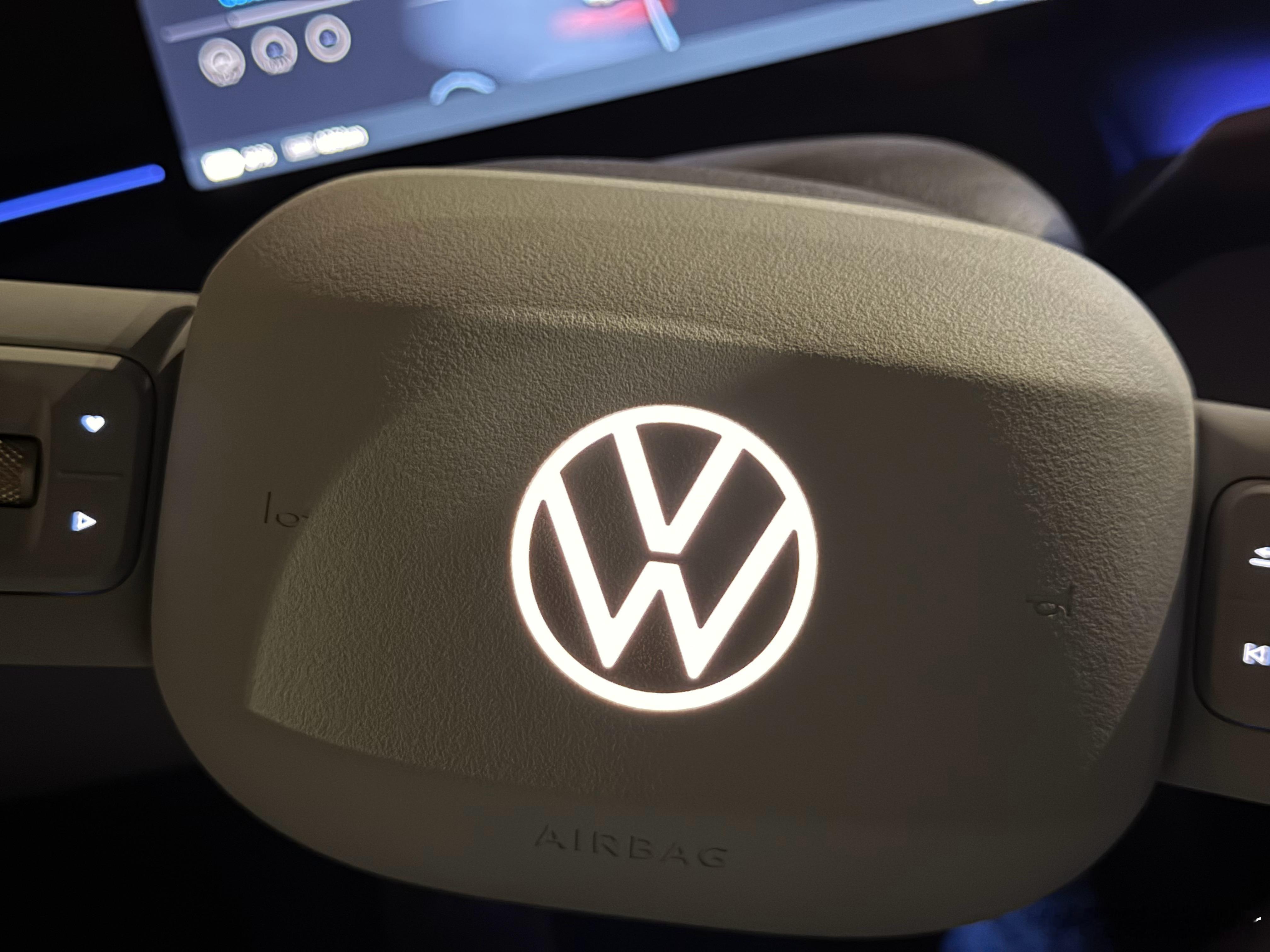 大家见过会方向盘Logo会发光的大众嘛 北京