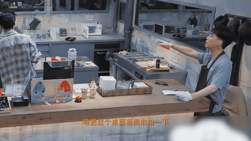 #周笔畅张宥浩好像上班上疯的我#周笔畅陈哲远张宥浩收工遇低工资，反应太逗。像极了