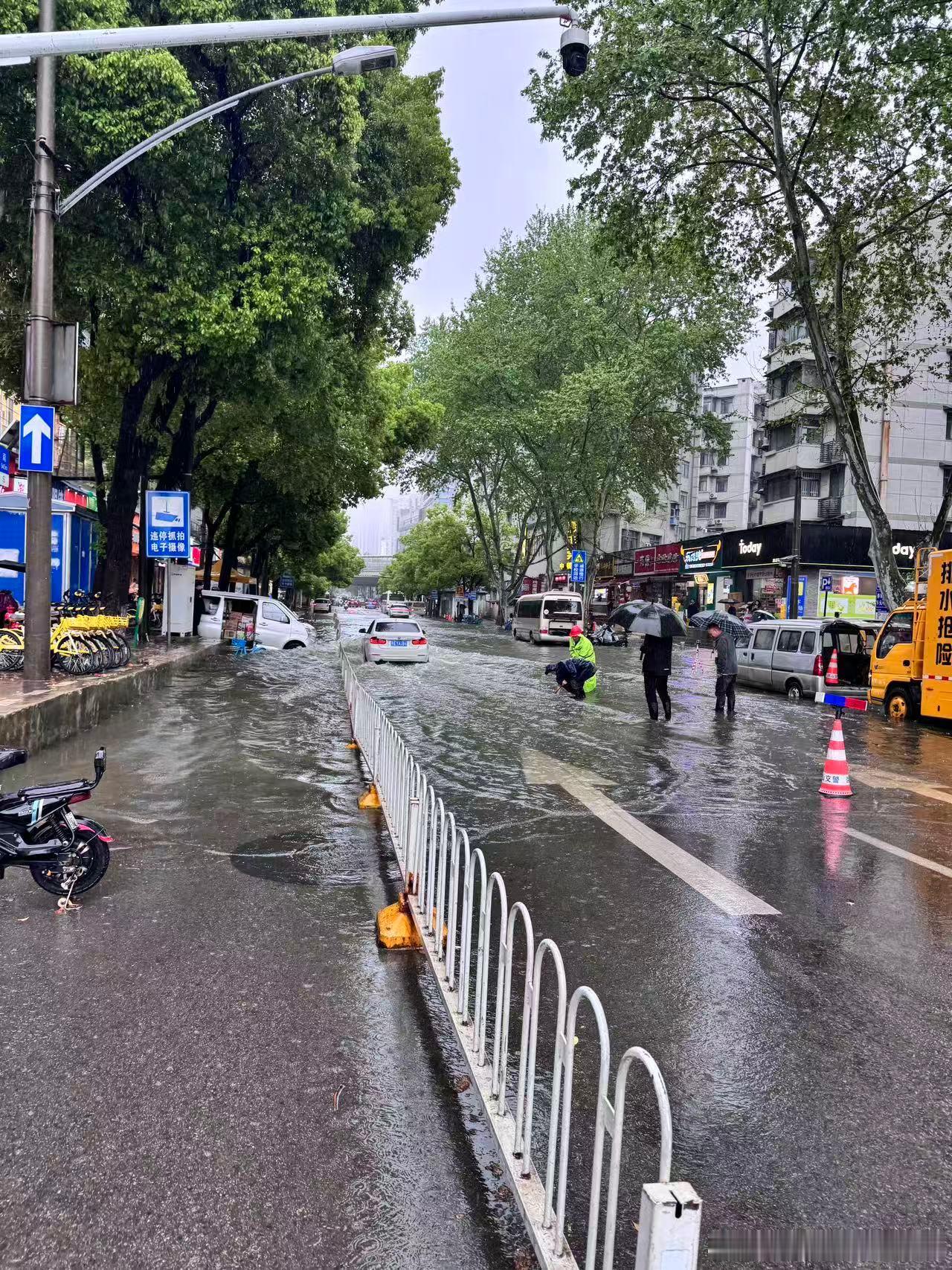 最新暴雨强对流预警武汉的大雨可算小了，工作室周围又淹水了看了一眼天气预报，这波暴