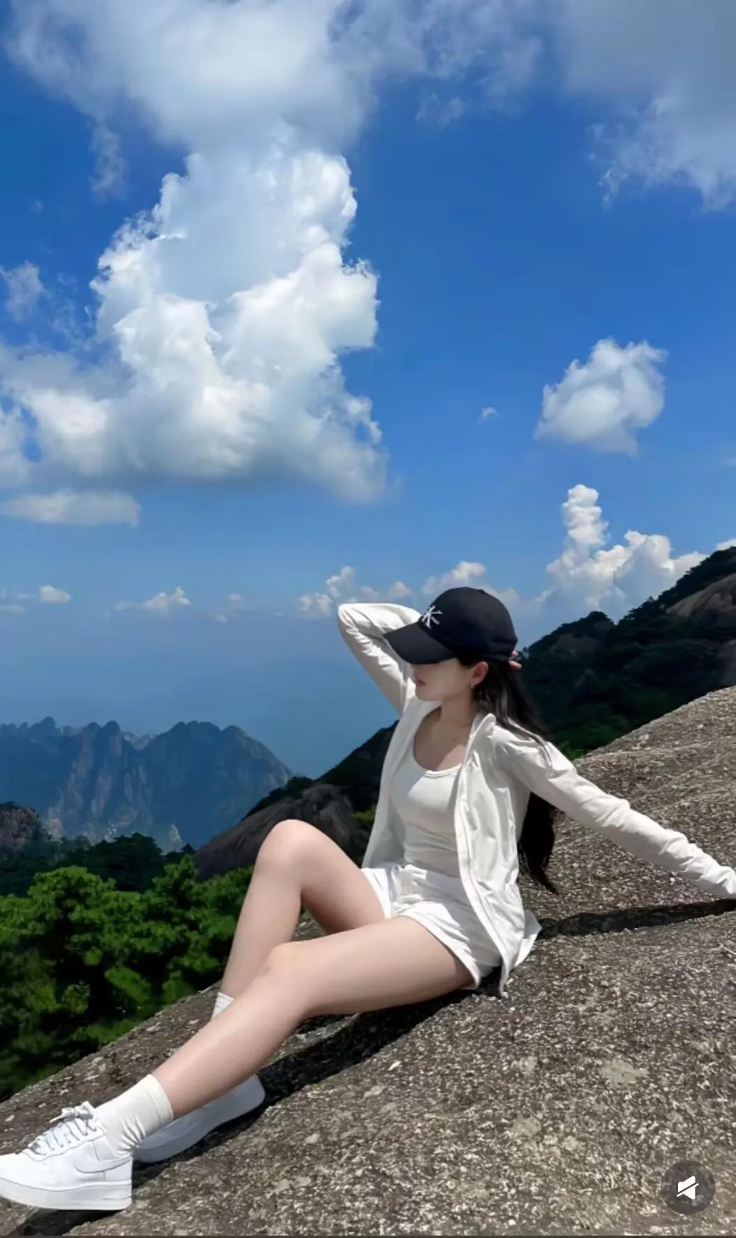 半生漂泊各他乡，念过往，费思量。岁月催寒，往事染沧桑。纵使相逢皆陌路，情未尽，爱