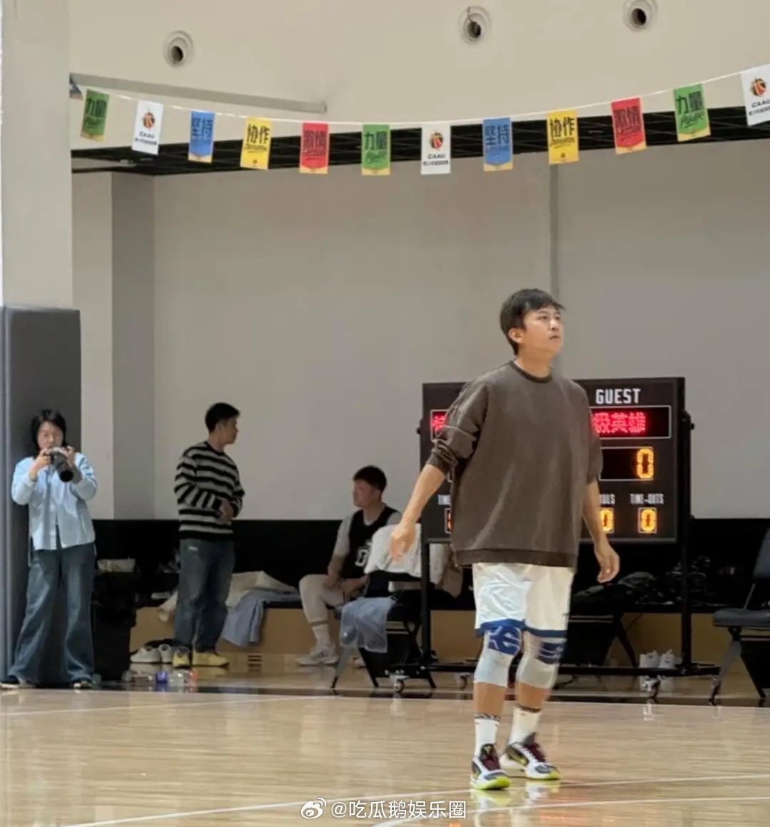 邓超现身上海体育馆打篮球被偶遇，他身穿短袖T恤和短裤，套着护膝，他现实中真人看起